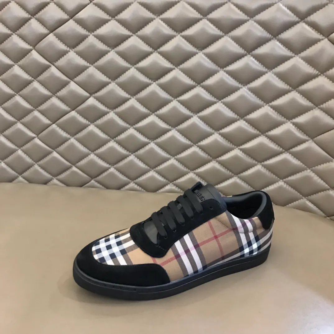 p400 "BURBERR*" men's classic low-top sneakers are reinterpreted in Vintage checkered cotton and cowhide materials, decorated with a new brand logo. First-layer sheepskin lining, embossed Burberry logo on the heel, and original TPU outsole! Size: 38-44 (45 customized) No. 068
